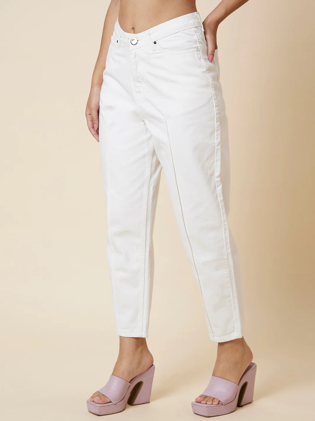 Women White Mid Rise Boyfriend Fit Cropped Jeans - Image 4